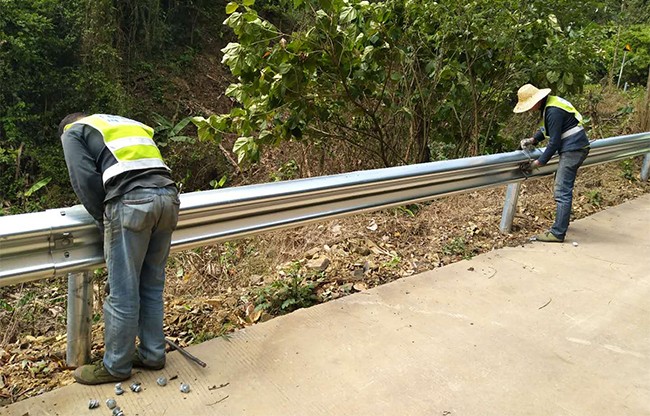 银川高速公路护栏的定期维护与保养