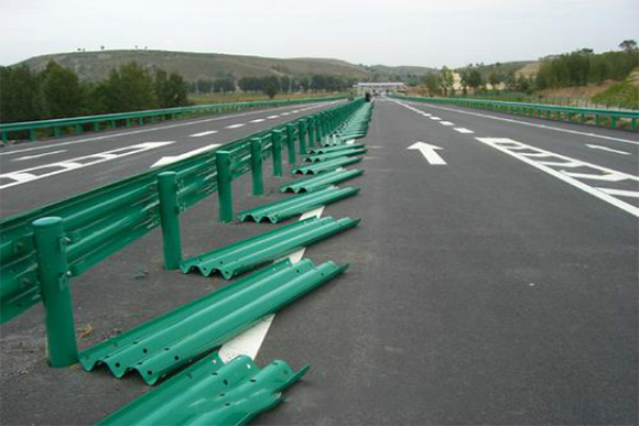 银川波形护栏的维护与管理确保道路安全的关键步骤
